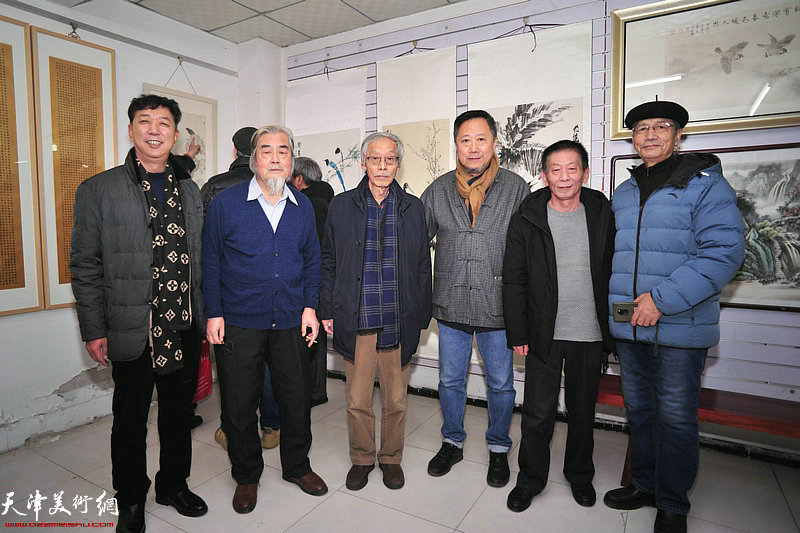 左起：张春来、陈连羲、姚景卿、张春林、李锡良、刘智在画展现场。