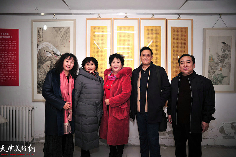 左起：张红、张卫星、张斌、张玉明、穆祥鸿在画展现场。