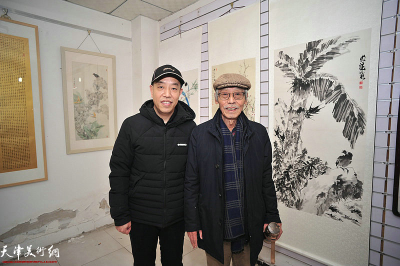 姚景卿、李明强在画展现场。