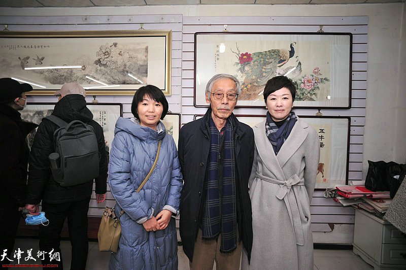 左起：傅琪、姚景卿、刘珺在画展现场。