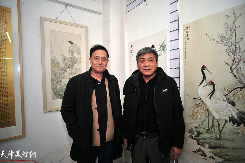 张运河、张玉明在画展现场。