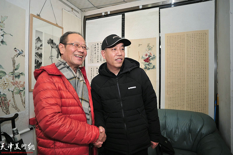 黄禄衡、李明强在画展现场。