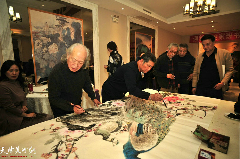 刘家栋、李亚在迎新年“姚家班”书画雅集现场。