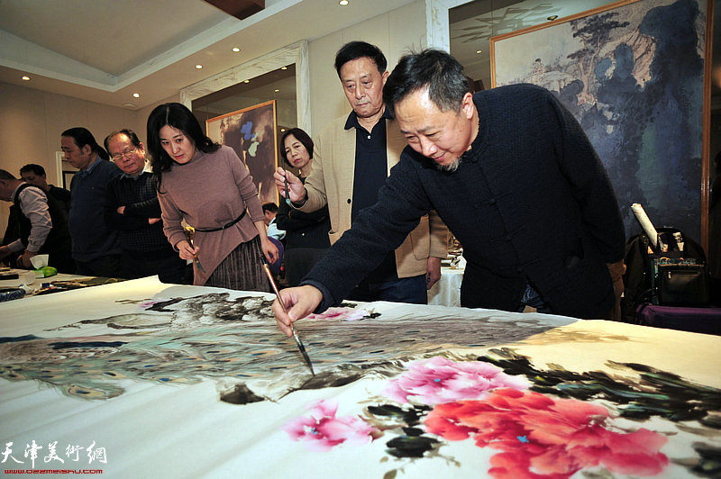 张春林在迎新年“姚家班”书画雅集现场。