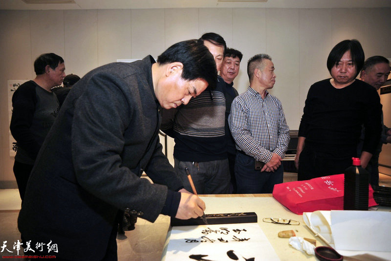 王玉明在迎新年“姚家班”书画雅集现场。