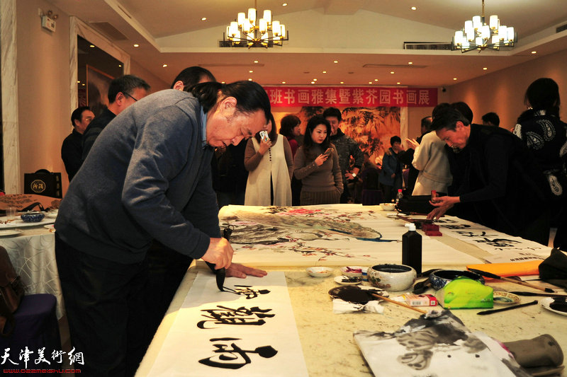 墨涛在迎新年“姚家班”书画雅集现场。