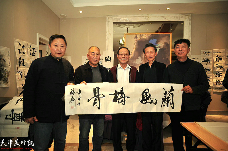 左起：张春林、吕永强、黄禄衡、李文安、张春来在书画雅集现场。