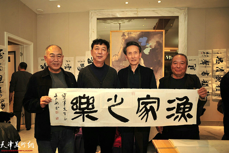左起：吕永强、张春来、李文安、来宾在书画雅集现场。