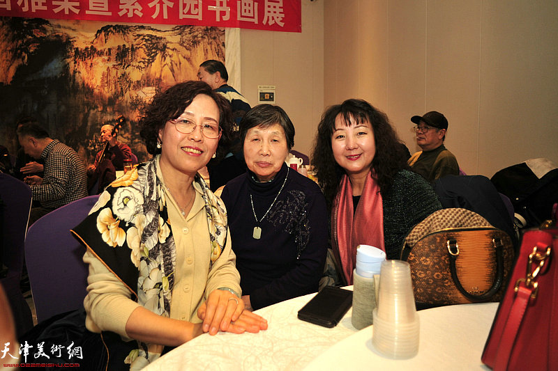 左起：杨言开、栾文娟、张红在书画雅集现场。