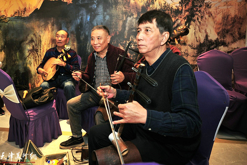 张寿庠在书画雅集现场客串拉弦。