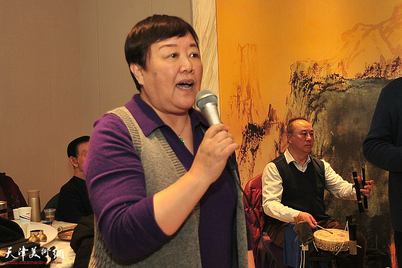 宫小萍在书画雅集现场献唱。