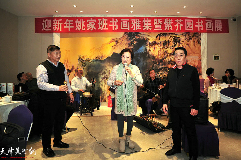 郑永盛、皮志刚、王蕊在书画雅集现场献唱。