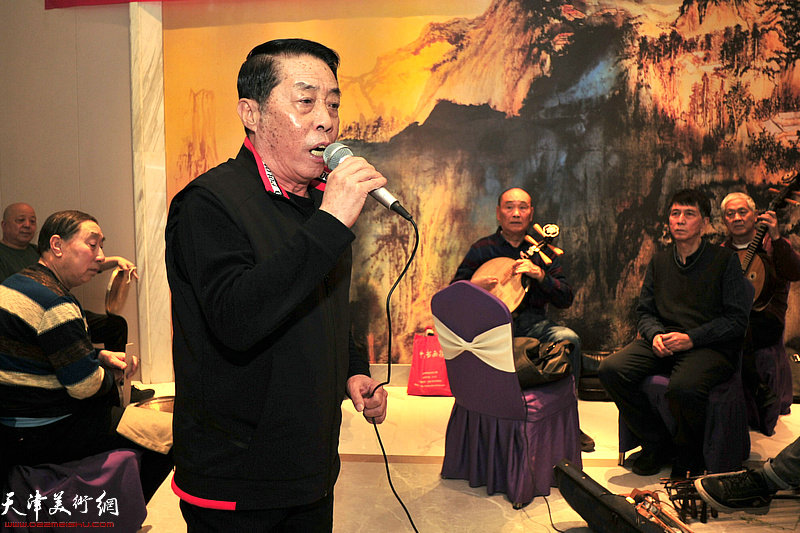 郑永盛在书画雅集现场献唱。