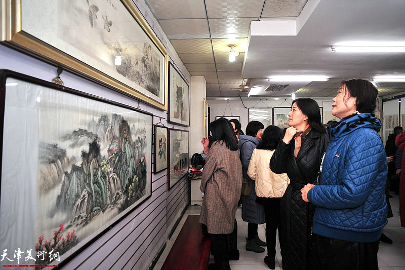 观众在迎新年“姚家班”紫芥园艺术馆书画展上观赏作品。