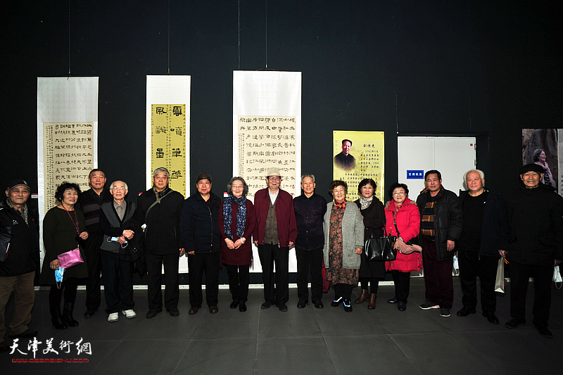 郭永元、刘传光、刘秀芝与来宾在天津美术馆展览现场。