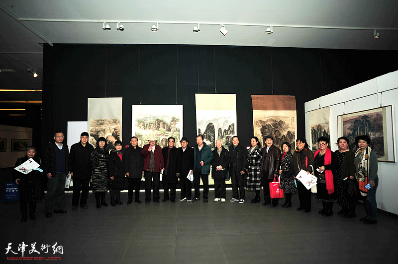 郭永元与郭文伟、曲学真、刘家城、钱桂芳、郝宝善等嘉宾在展览现场。