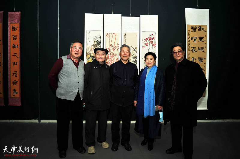 刘传光与曹秀荣、曲学真等在展览现场。