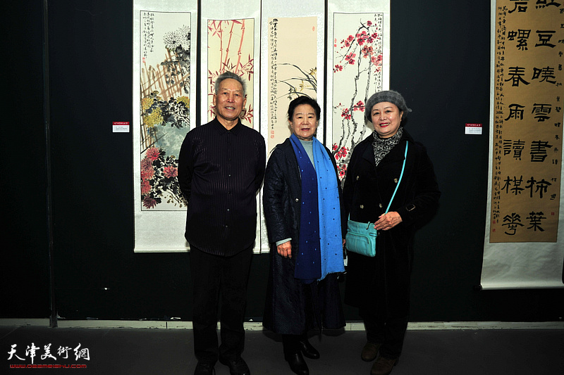 刘传光与曹秀荣、冼艳萍在展览现场。