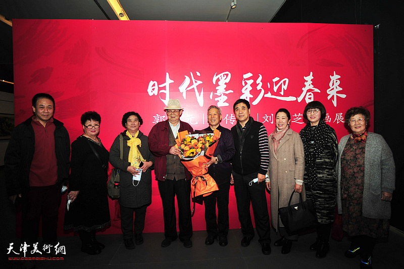 郭永元、刘传光与魏树东、余澍梅、董学文、王景奎、于淑芬、陈秀玲在展览现场。