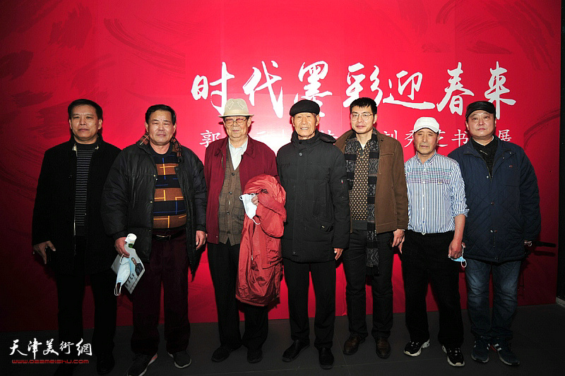 左起：徐庆举、张树滨、郭永元、高山、柳河、陈向立、张迎在展览现场。
