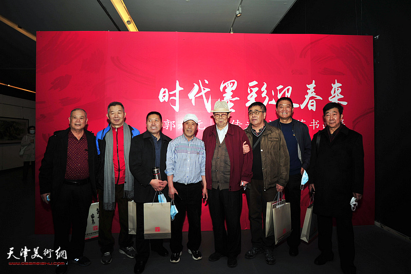 郭永元与陈向立等来宾在展览现场。