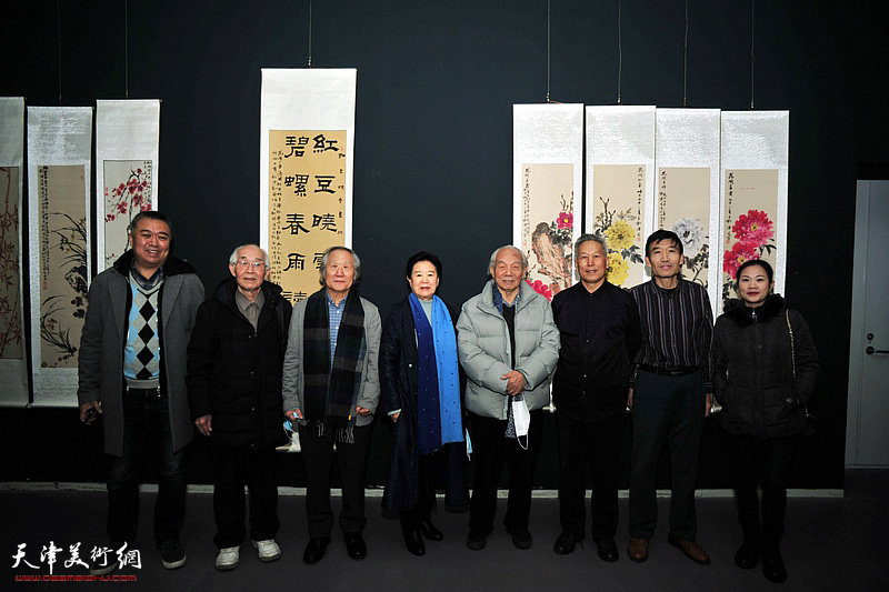 左起：刘冬、郭文伟、姬俊尧、曹秀荣、纪振民、刘传光、来宾、罗玉兰在展览现场。