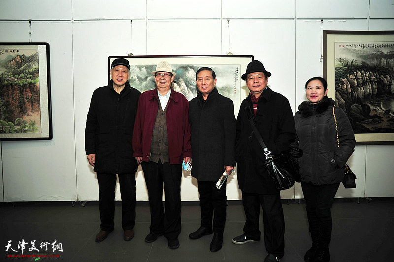 左起：郝宝善、郭永元、钱桂芳、刘士忠、罗玉兰在展览现场。