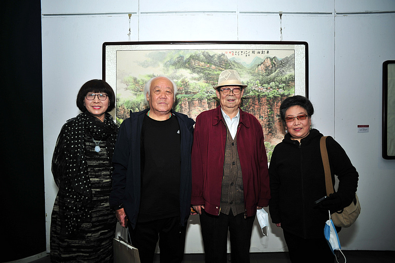 郭永元与李家红、于淑芬、李恩元在展览现场。