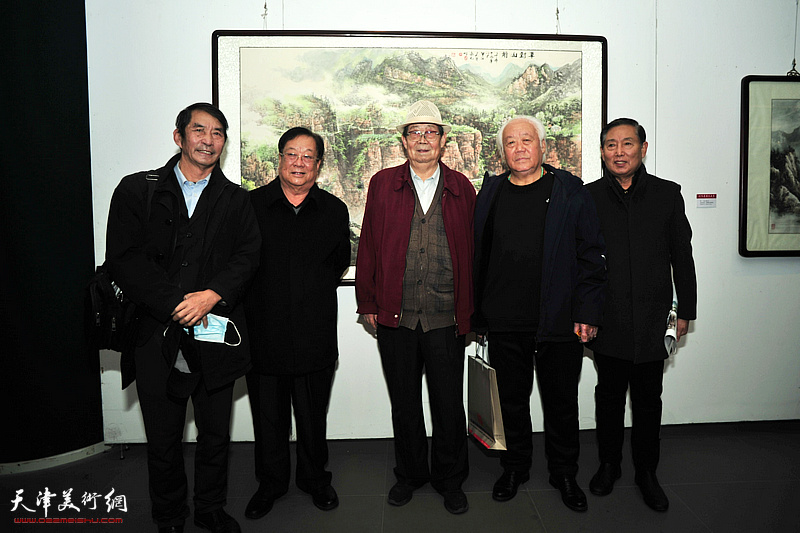 左起：张精来、丁玉来、郭永元、李恩元、钱桂芳、在展览现场。