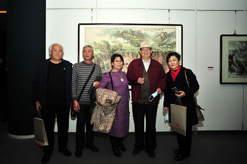 郭永元与来宾在展览现场。