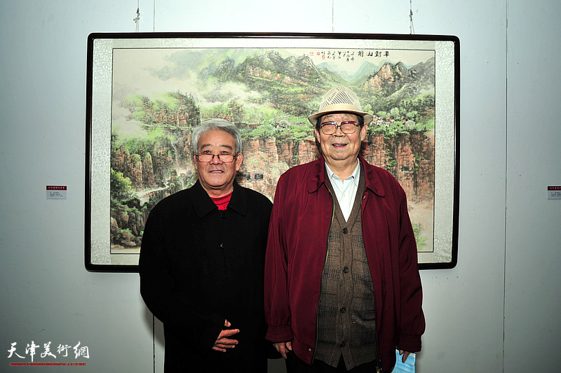 郭永元与周凤祥在展览现场。