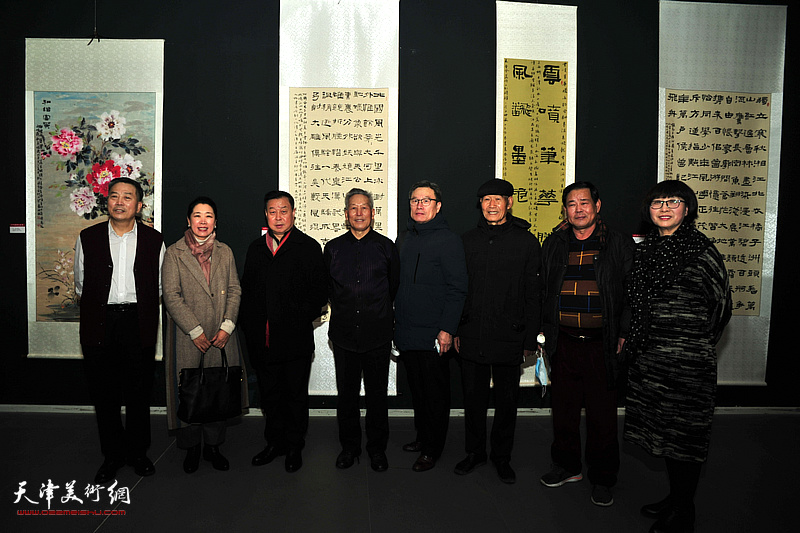 刘传光与余澍梅、刘有明、张树滨、于淑芬、高山等在展览现场。