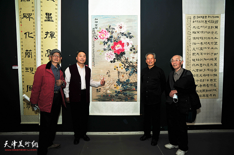 刘传光与郭文伟、房师武、刘有明在展览现场。