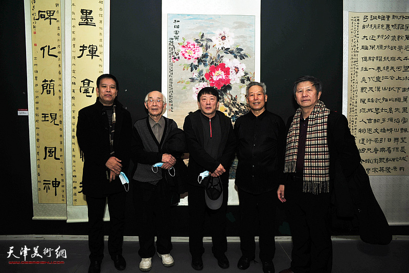 刘传光与郭文伟、贾万庆、高原春、徐庆举在展览现场。