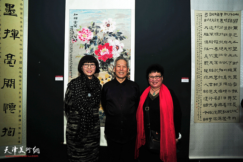 刘传光与于淑芬、陈秀玲在展览现场。