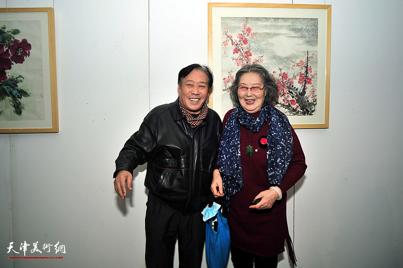 刘秀芝与王锋在展览现场。