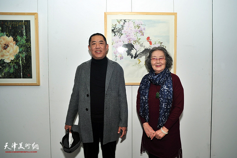 刘秀芝与魏荣文在展览现场。