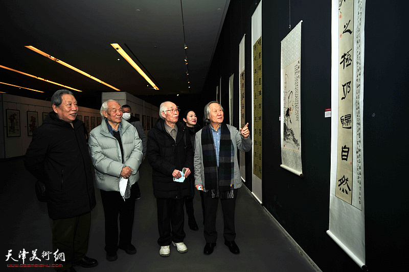 左起：霍然、纪振民、郭文伟、罗玉兰、姬俊尧在展览现场观赏展出的作品。