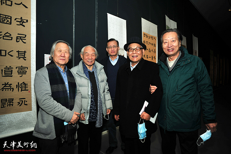 左起：姬俊尧、纪振民、崔德馨、何俊田、刘家城在展览现场。
