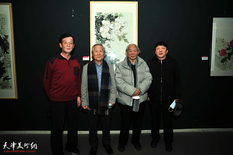 左起：王大成、姬俊尧、纪振民、高原春在展览现场。