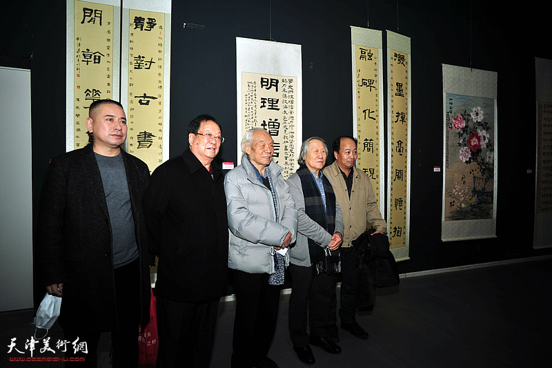 纪振民、姬俊尧、丁玉来与嘉宾在展览现场。