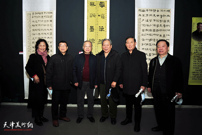 左起：单国钧、李双林、王金厚、霍然、钱桂芳、王润昌在展览现场。