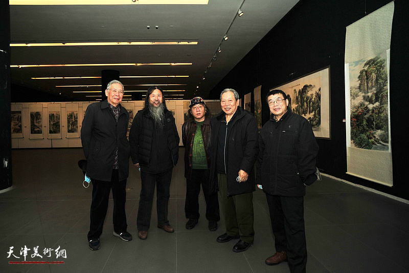 左起：赵玉森、梁旭华、武雅明、霍然、李双林在展览现场。