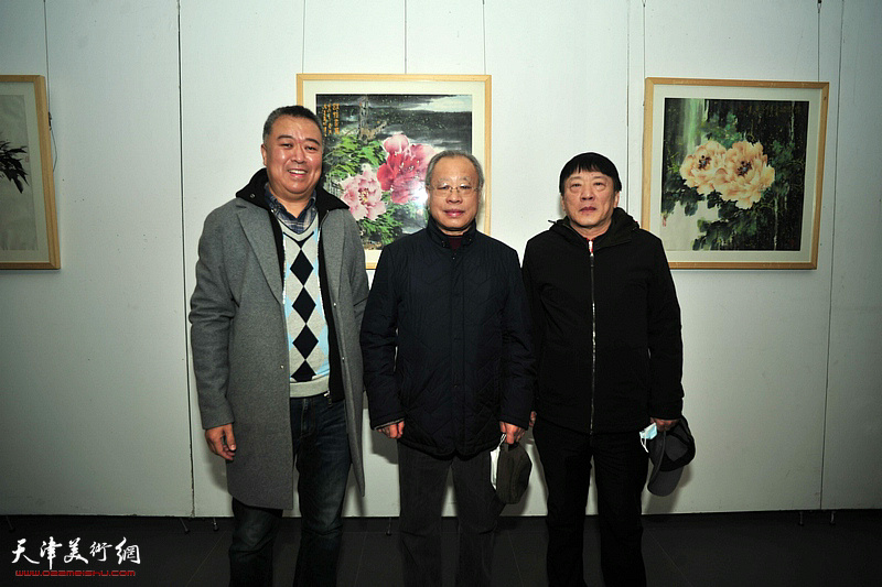 左起：刘冬、王金厚、高原春在展览现场。