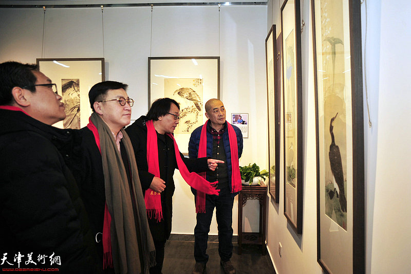 张宜、杨惠东、孙飞、张晓彦观赏展出的作品。