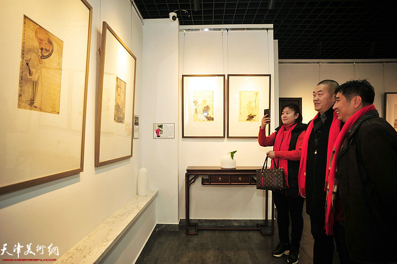 王爱宗、冯智、马立梅观赏展出的作品。