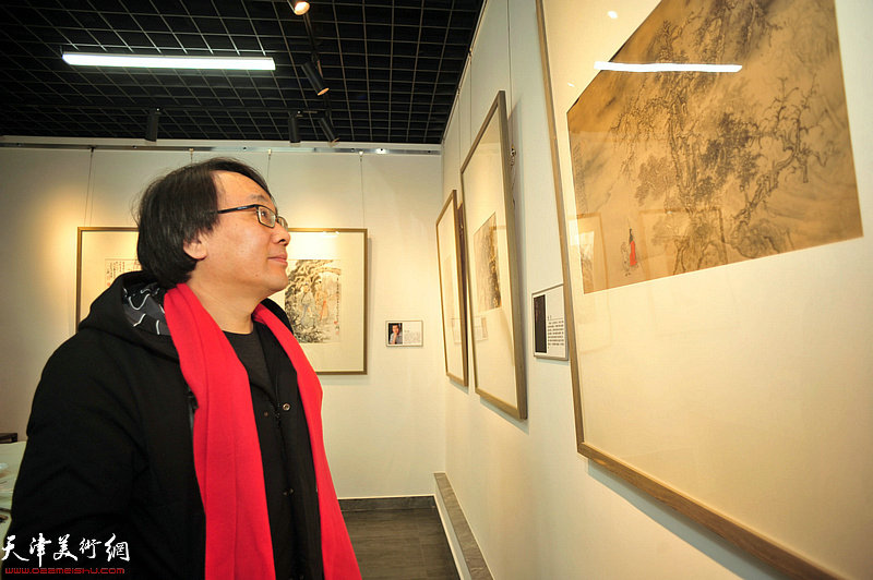 张晓彦观赏展出的作品。