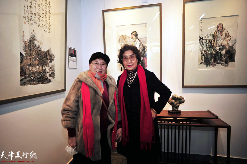 刘振平、王文芬在展览现场。