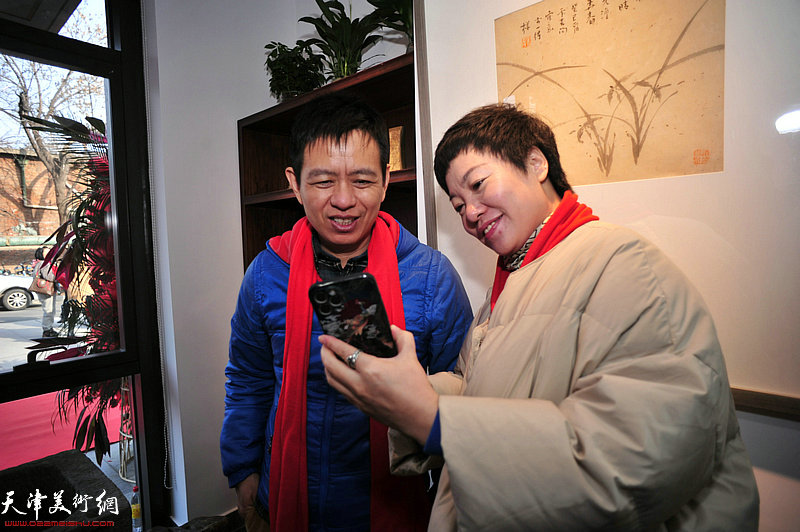 杨海涛、孟丽平在展览现场。