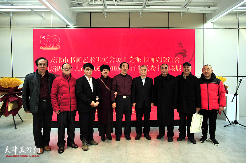 左起：李文祥、翁洪、霍洪天、赵素清、李岳林、齐成喜、马凤柏、盖文卓在展览现场。